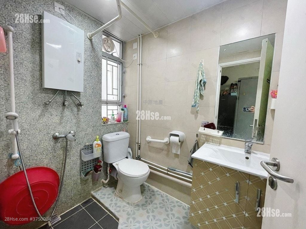 Sheung Chui Court Sell 2 Bedrooms , 1 Bathroom 439 ft²