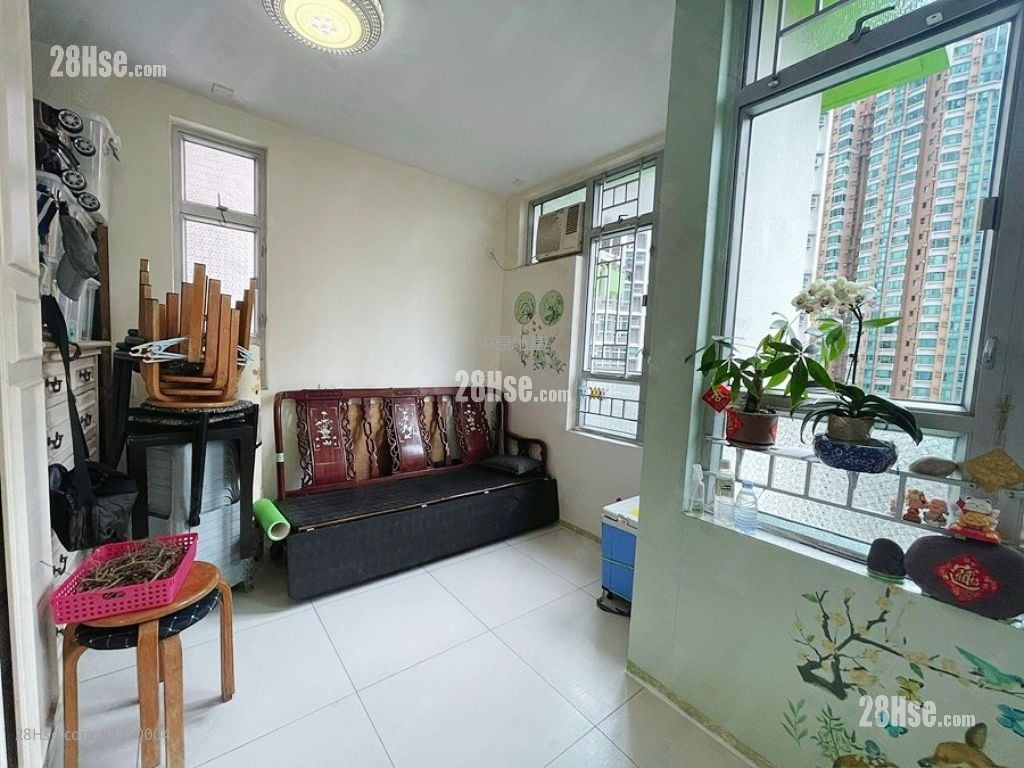 Sheung Chui Court Sell 2 Bedrooms , 1 Bathroom 439 ft²