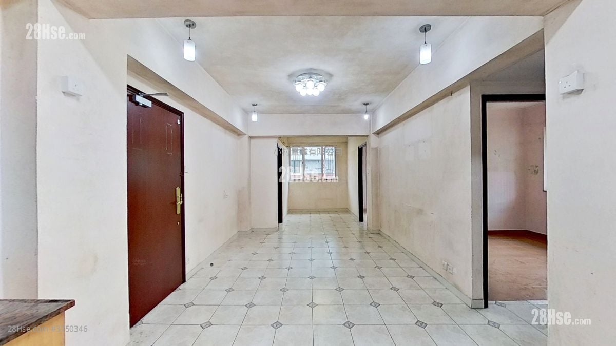 living room: Lai Wah Mansion Sell 4 Bedrooms , 2 Bathrooms 872 ft²