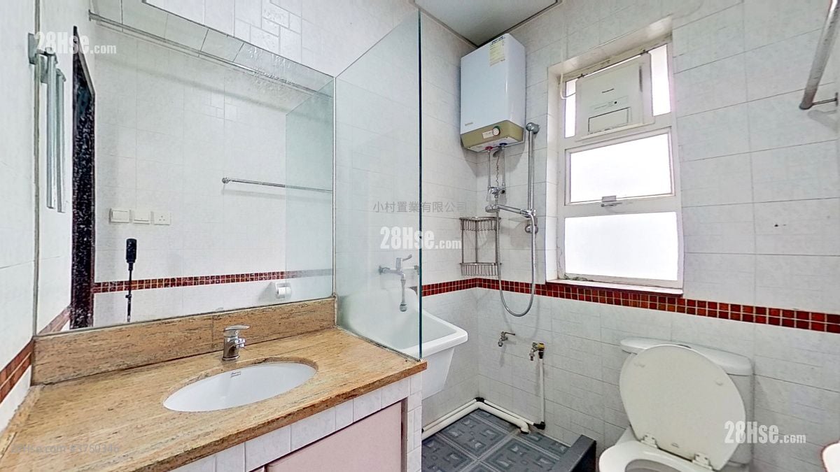 bathroom: Lai Wah Mansion Sell 4 Bedrooms , 2 Bathrooms 872 ft²