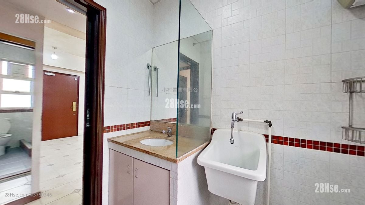 bathroom: Lai Wah Mansion Sell 4 Bedrooms , 2 Bathrooms 872 ft²