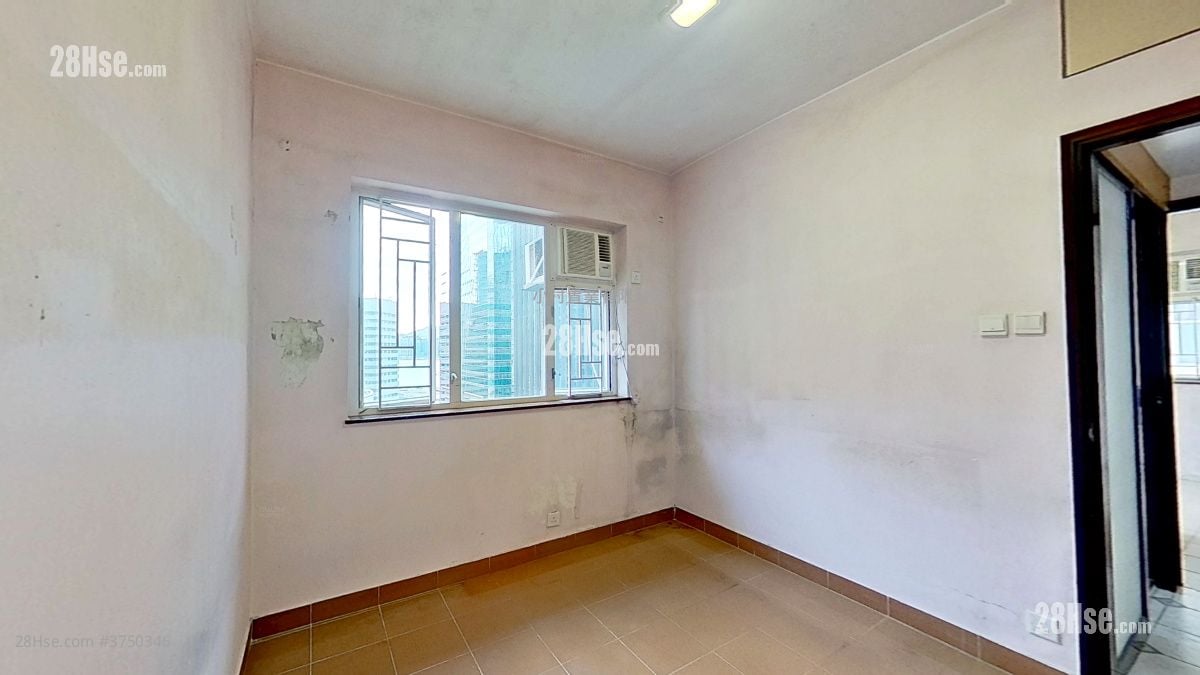 bedroom 2: Lai Wah Mansion Sell 4 Bedrooms , 2 Bathrooms 872 ft²