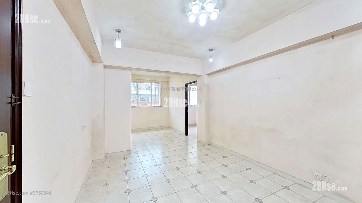 living room: Lai Wah Mansion Sell 4 Bedrooms , 2 Bathrooms 872 ft²