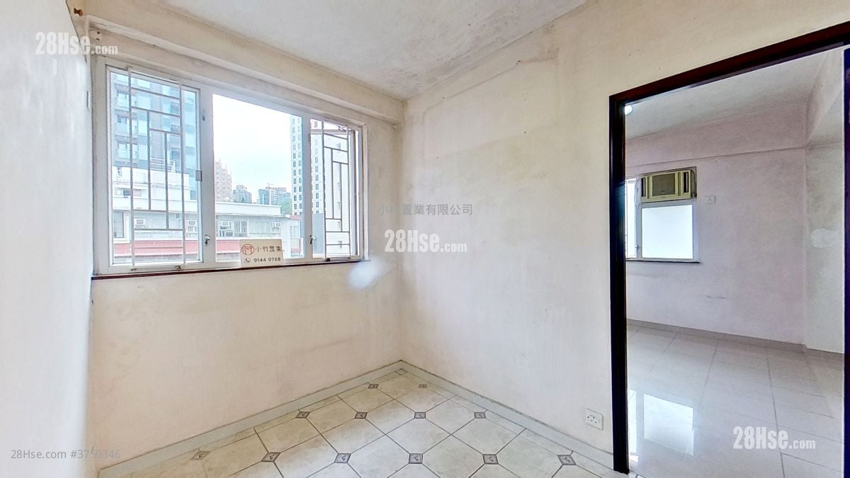 living room: Lai Wah Mansion Sell 4 Bedrooms , 2 Bathrooms 872 ft²