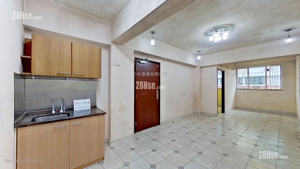 living room: Lai Wah Mansion Sell 4 Bedrooms , 2 Bathrooms 872 ft²