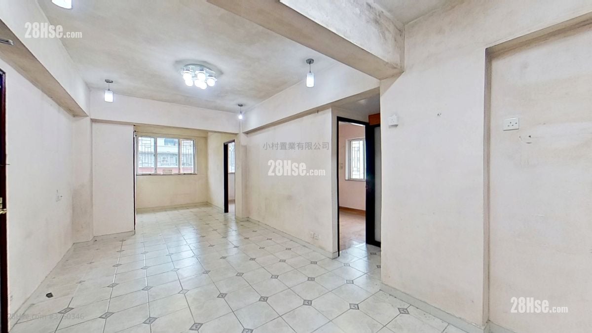 living room: Lai Wah Mansion Sell 4 Bedrooms , 2 Bathrooms 872 ft²