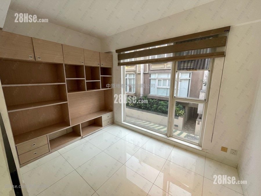 The Beverly Hills Sell 5+ Bedrooms 1,606 ft²