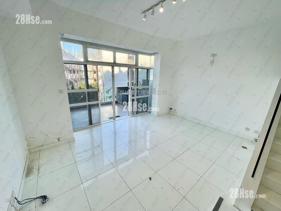 The Beverly Hills Sell 5+ Bedrooms 1,606 ft²