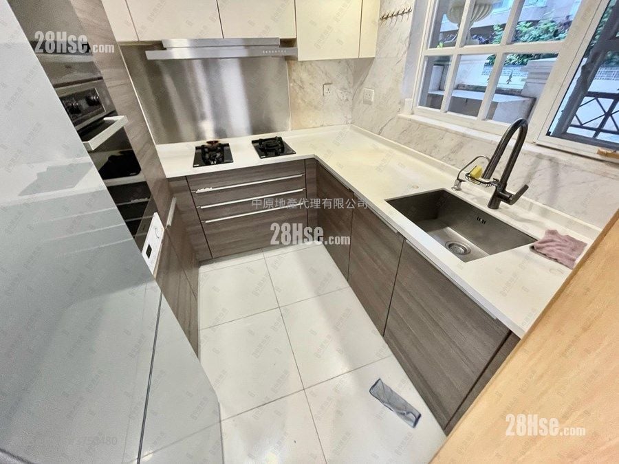 The Beverly Hills Sell 5+ Bedrooms 1,606 ft²