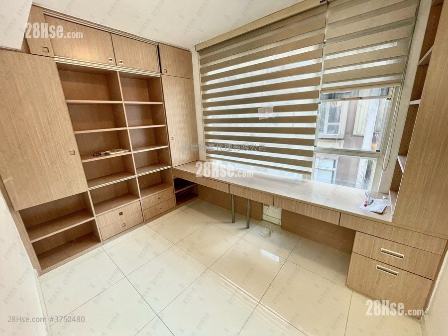 The Beverly Hills Sell 5+ Bedrooms 1,606 ft²