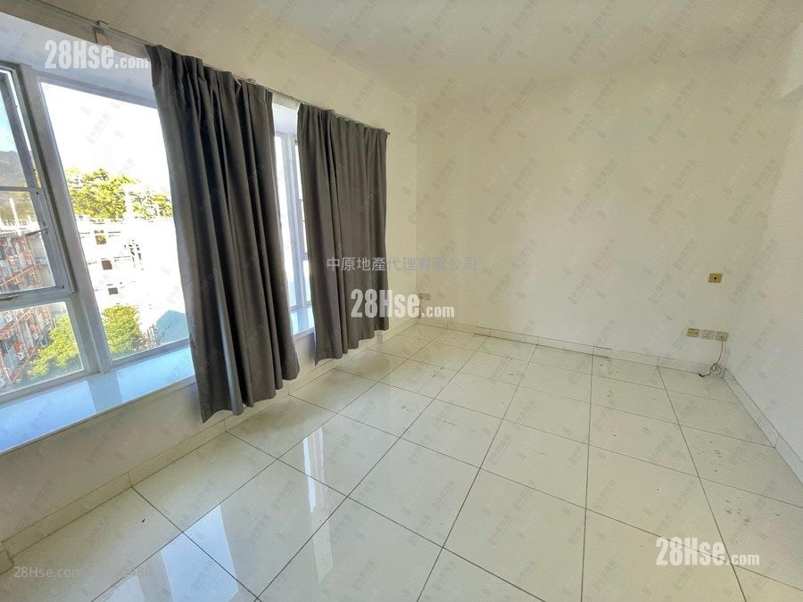 The Beverly Hills Sell 5+ Bedrooms 1,606 ft²