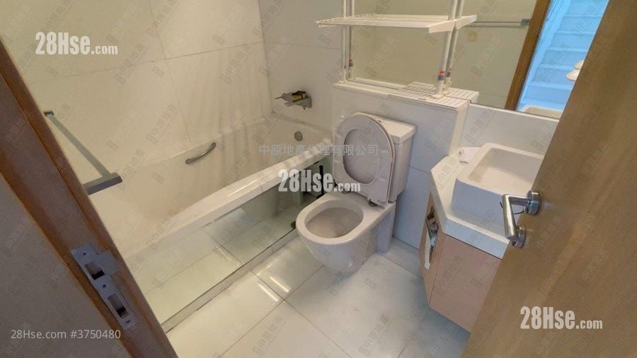 The Beverly Hills Sell 5+ Bedrooms 1,606 ft²