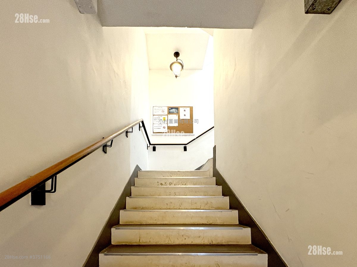 大廈入口: 晴峰居 租盤 2 房 , 1 浴室 565 平方呎