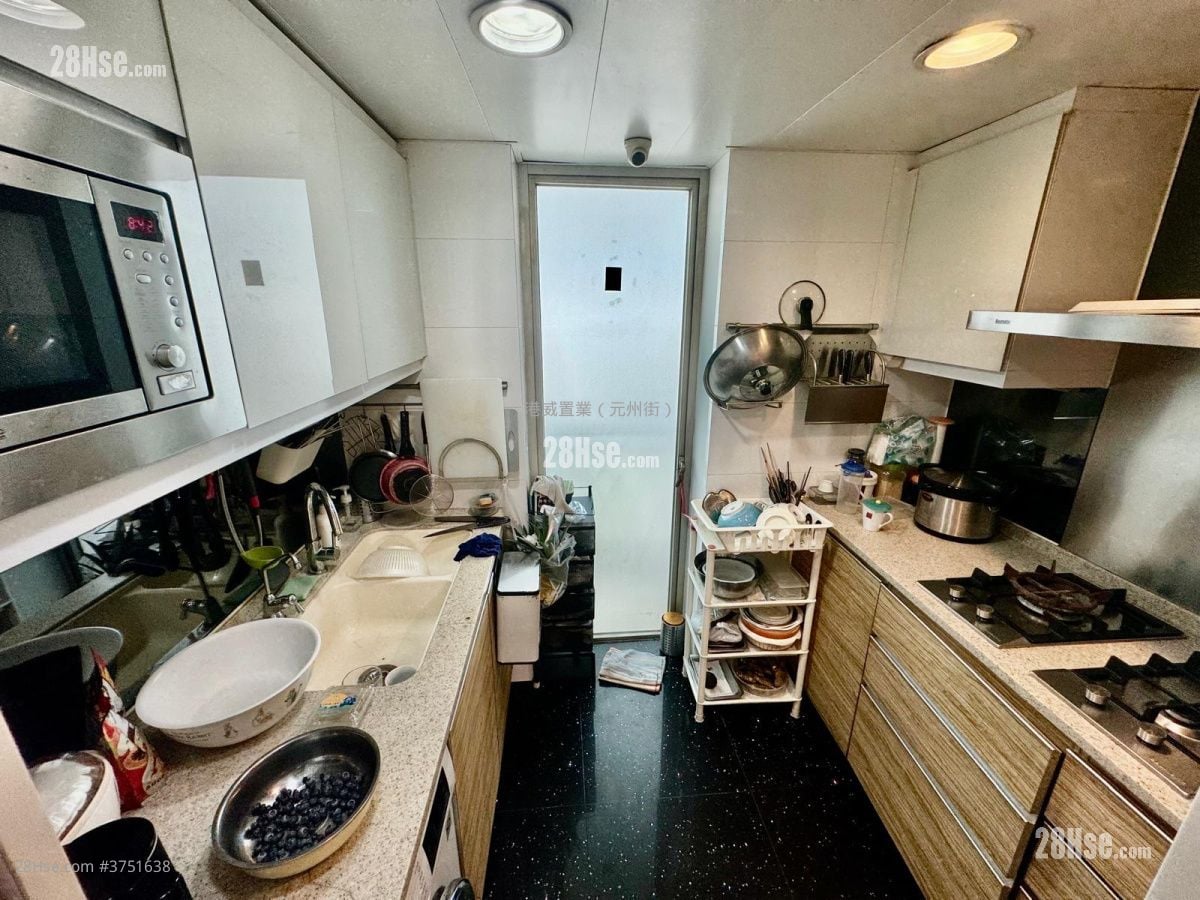 Uptown Sell 5+ Bedrooms , 4 Bathrooms 1,666 ft²