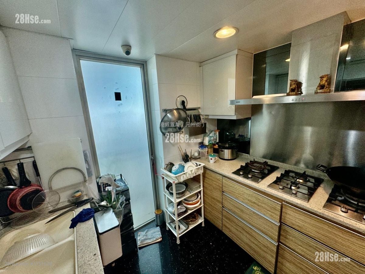 Uptown Sell 5+ Bedrooms , 4 Bathrooms 1,666 ft²