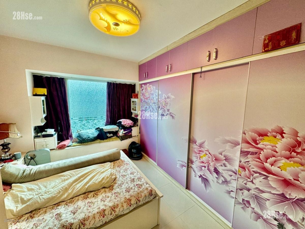 Uptown Sell 5+ Bedrooms , 4 Bathrooms 1,666 ft²