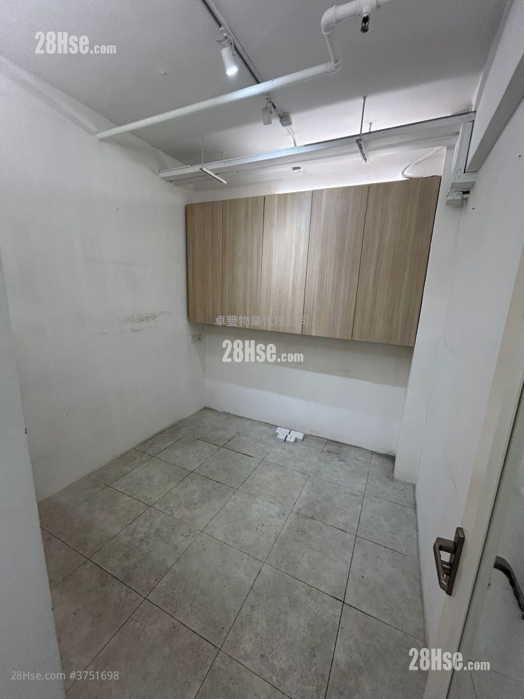 Elite Industrial Centre Sell 5+ Bedrooms , 2 Toilets 1,230 ft²