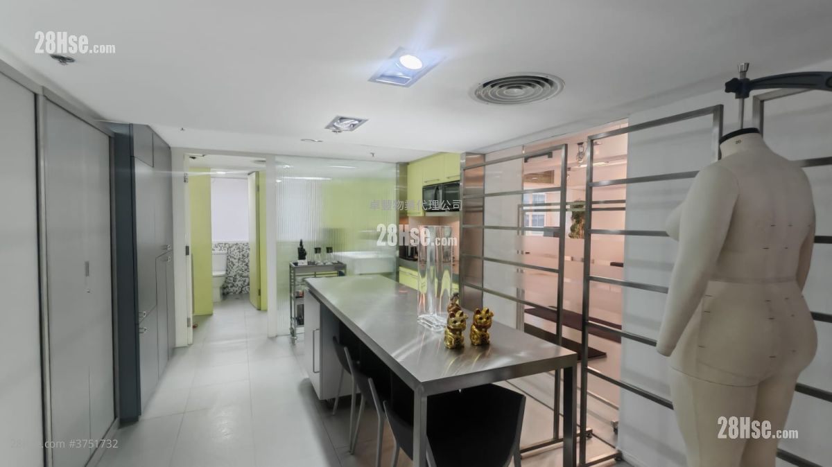 Elite Industrial Centre Sell 5+ Bedrooms , 2 Toilets 2,570 ft²