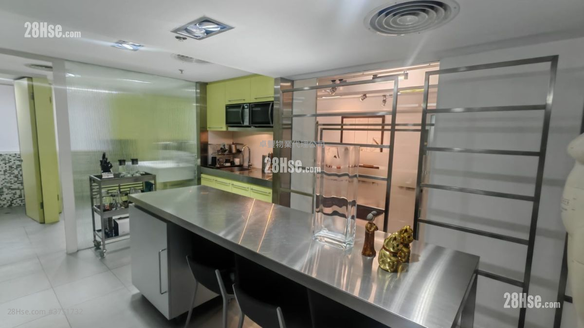 Elite Industrial Centre Sell 5+ Bedrooms , 2 Toilets 2,570 ft²