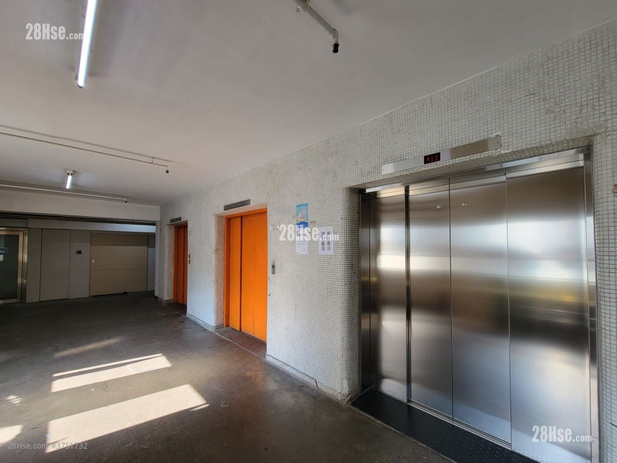 Elite Industrial Centre Sell 5+ Bedrooms , 2 Toilets 2,570 ft²