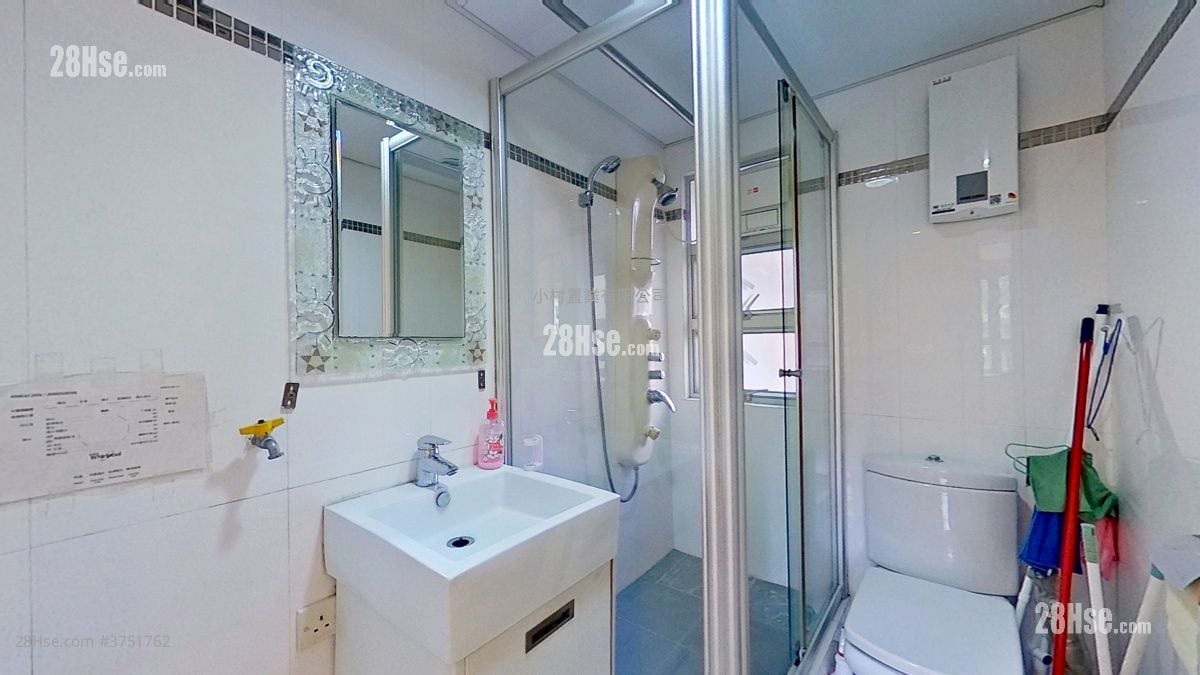 浴室: 名仕花園 售盤 3 房 , 2 浴室 596 平方呎