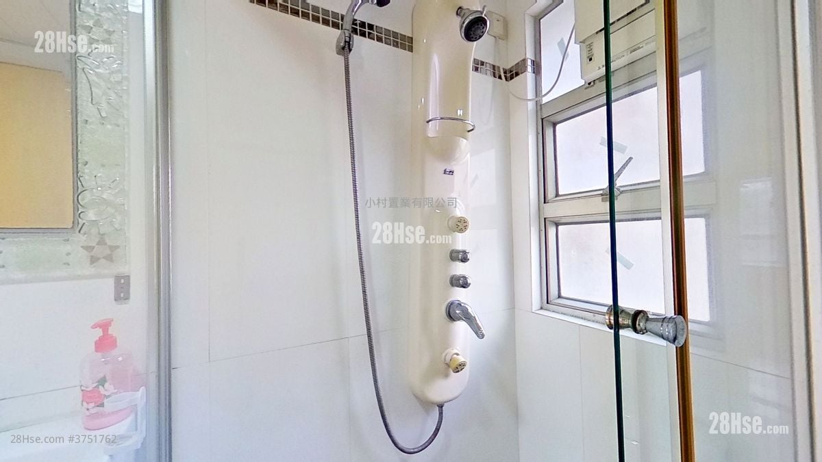 浴室: 名仕花園 售盤 3 房 , 2 浴室 596 平方呎