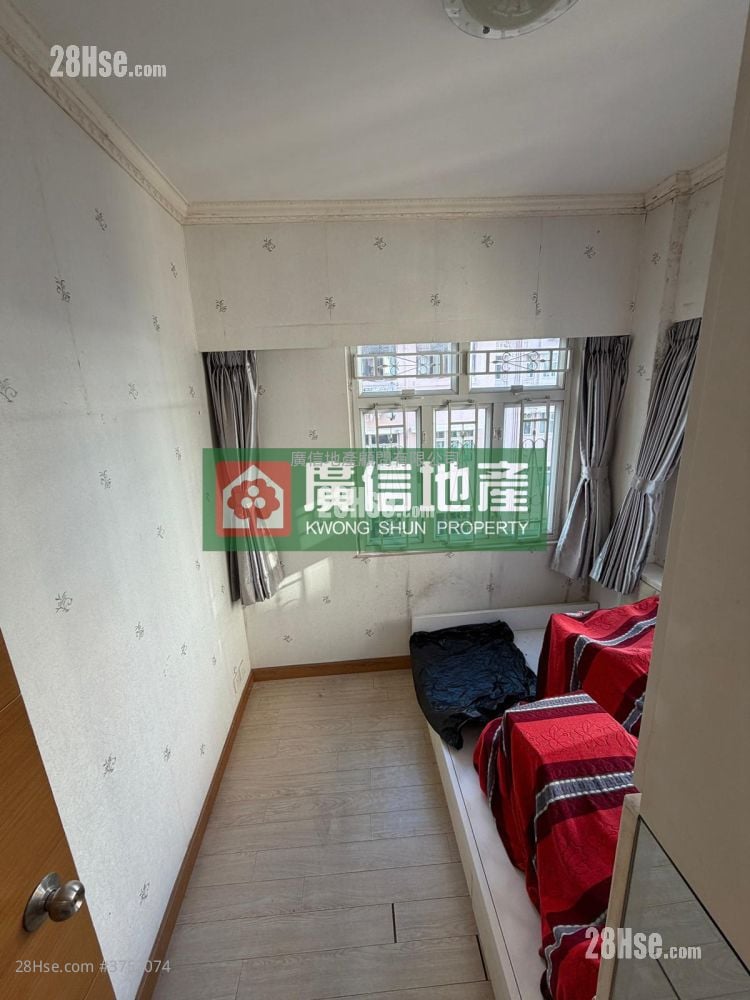 Hillwood Court Sell 2 Bedrooms , 1 Bathroom 473 ft²