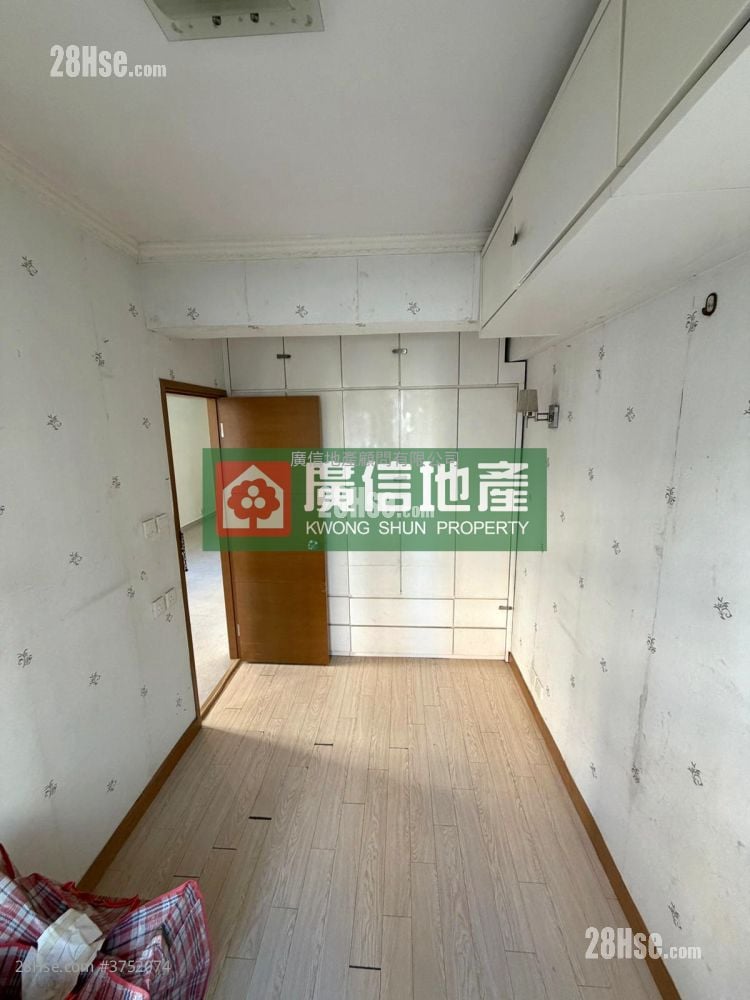 Hillwood Court Sell 2 Bedrooms , 1 Bathroom 473 ft²