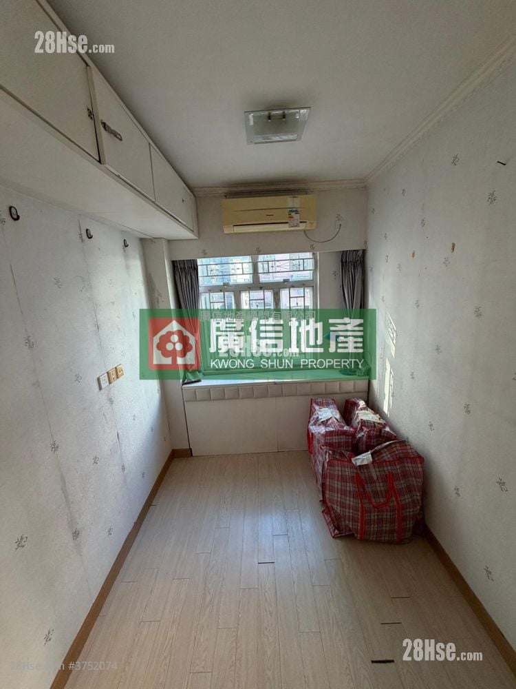 Hillwood Court Sell 2 Bedrooms , 1 Bathroom 473 ft²