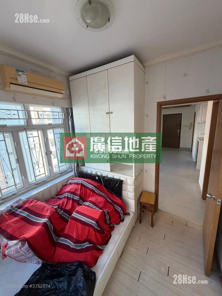 Hillwood Court Sell 2 Bedrooms , 1 Bathroom 473 ft²