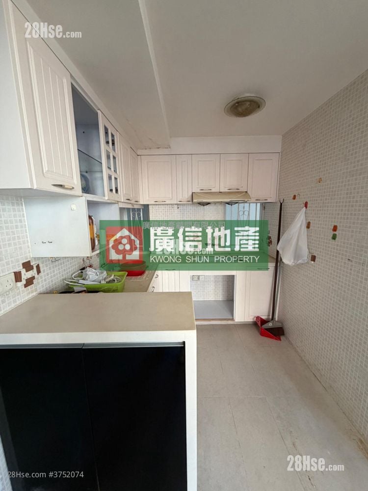 Hillwood Court Sell 2 Bedrooms , 1 Bathroom 473 ft²