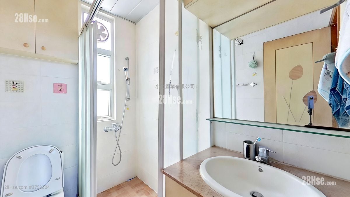 浴室: 荔灣花園 售盤 2 房 , 1 浴室 426 平方呎