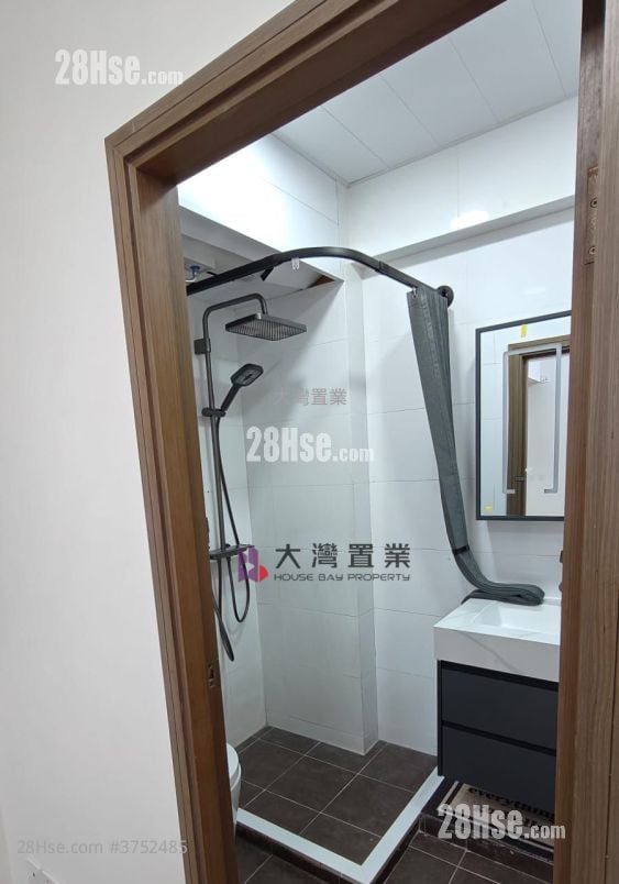 Hung Yu Mansion Sell 3 Bedrooms , 1 Bathroom 405 ft²