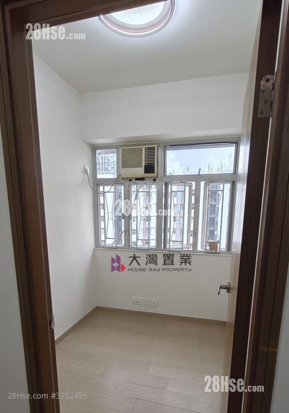 Hung Yu Mansion Sell 3 Bedrooms , 1 Bathroom 405 ft²