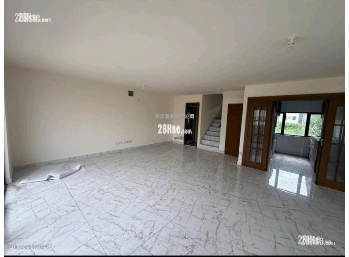 村屋 租盤 4 房 , 2 浴室 1,360 平方呎