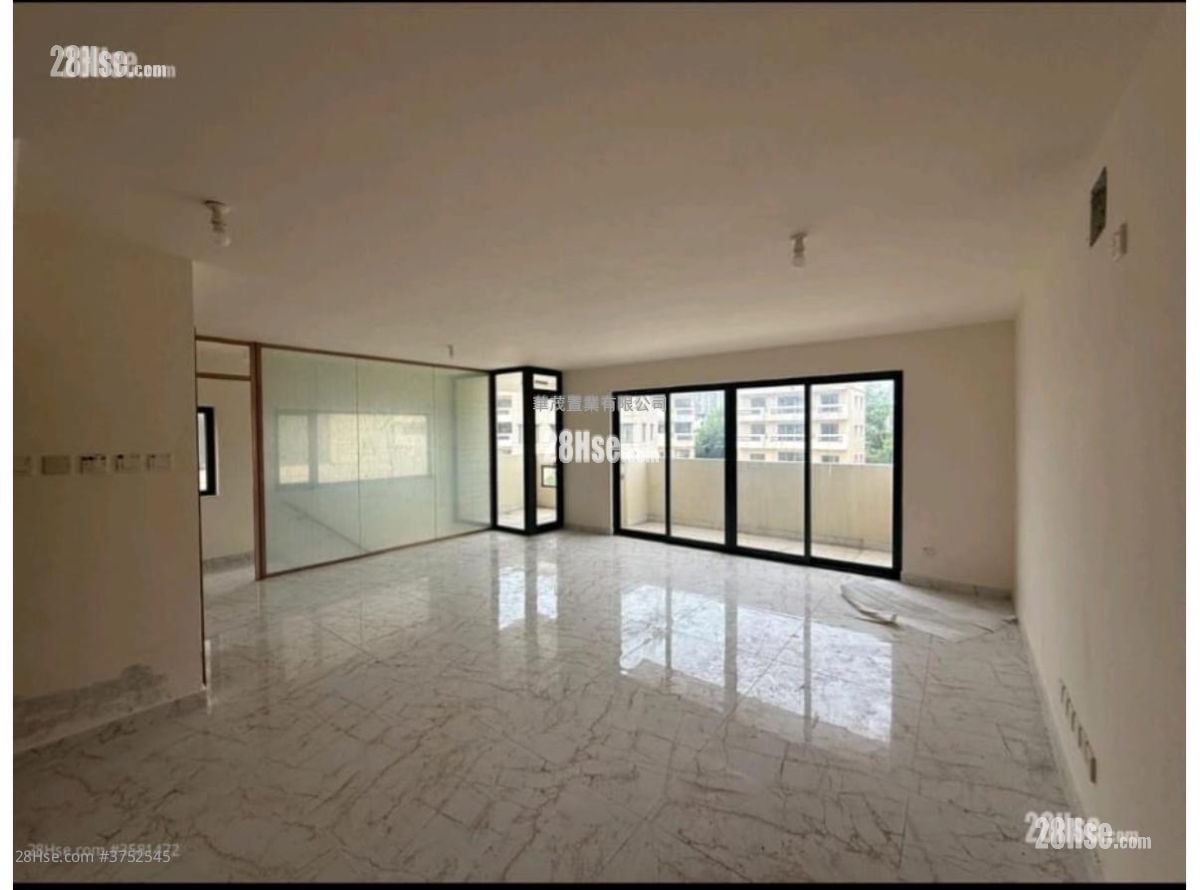 村屋 租盤 4 房 , 2 浴室 1,360 平方呎