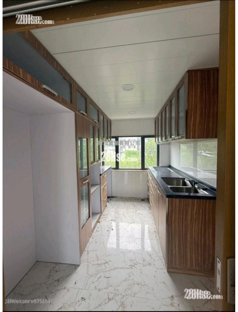 村屋 租盤 4 房 , 2 浴室 1,360 平方呎