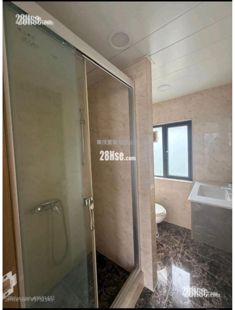 村屋 租盤 4 房 , 2 浴室 1,360 平方呎