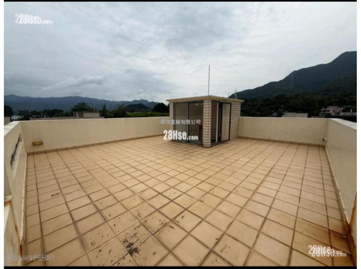 村屋 租盤 4 房 , 2 浴室 1,360 平方呎