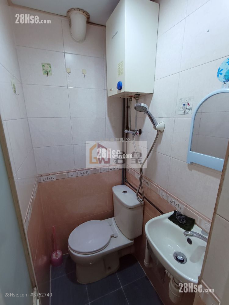 Wah Yuen Building Sell 4 Bedrooms , 4 Bathrooms 631 ft²