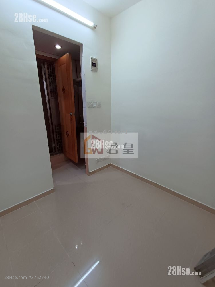 Wah Yuen Building Sell 4 Bedrooms , 4 Bathrooms 631 ft²