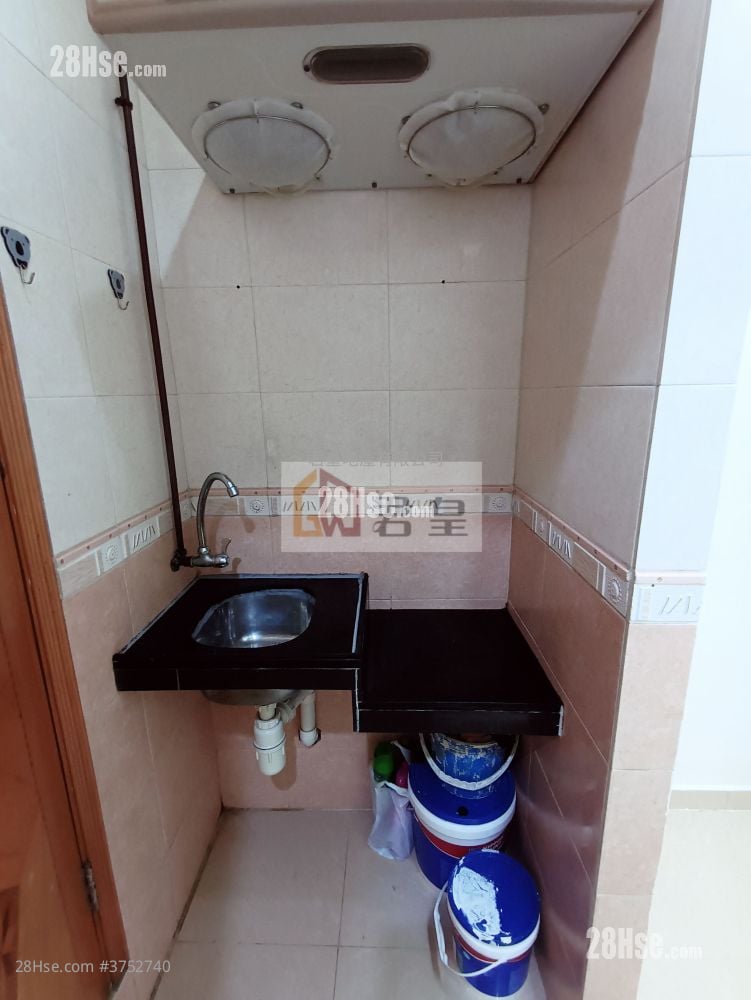 Wah Yuen Building Sell 4 Bedrooms , 4 Bathrooms 631 ft²