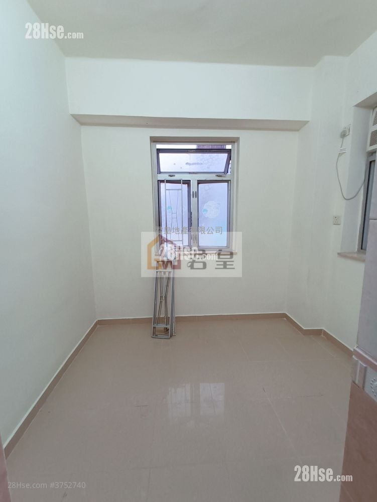 Wah Yuen Building Sell 4 Bedrooms , 4 Bathrooms 631 ft²
