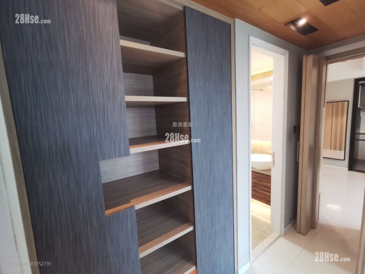 One West Kowloon Sell 3 Bedrooms , 1 Bathroom 616 ft²