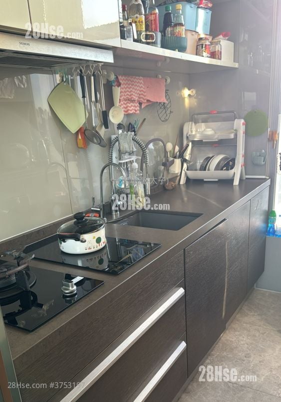 High Park Sell 3 Bedrooms , 2 Bathrooms 793 ft²