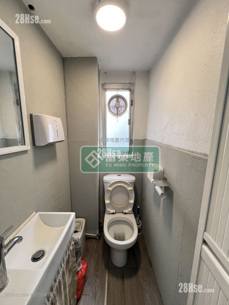 Tenement House Sell Studio , 2 Bathrooms 702 ft²