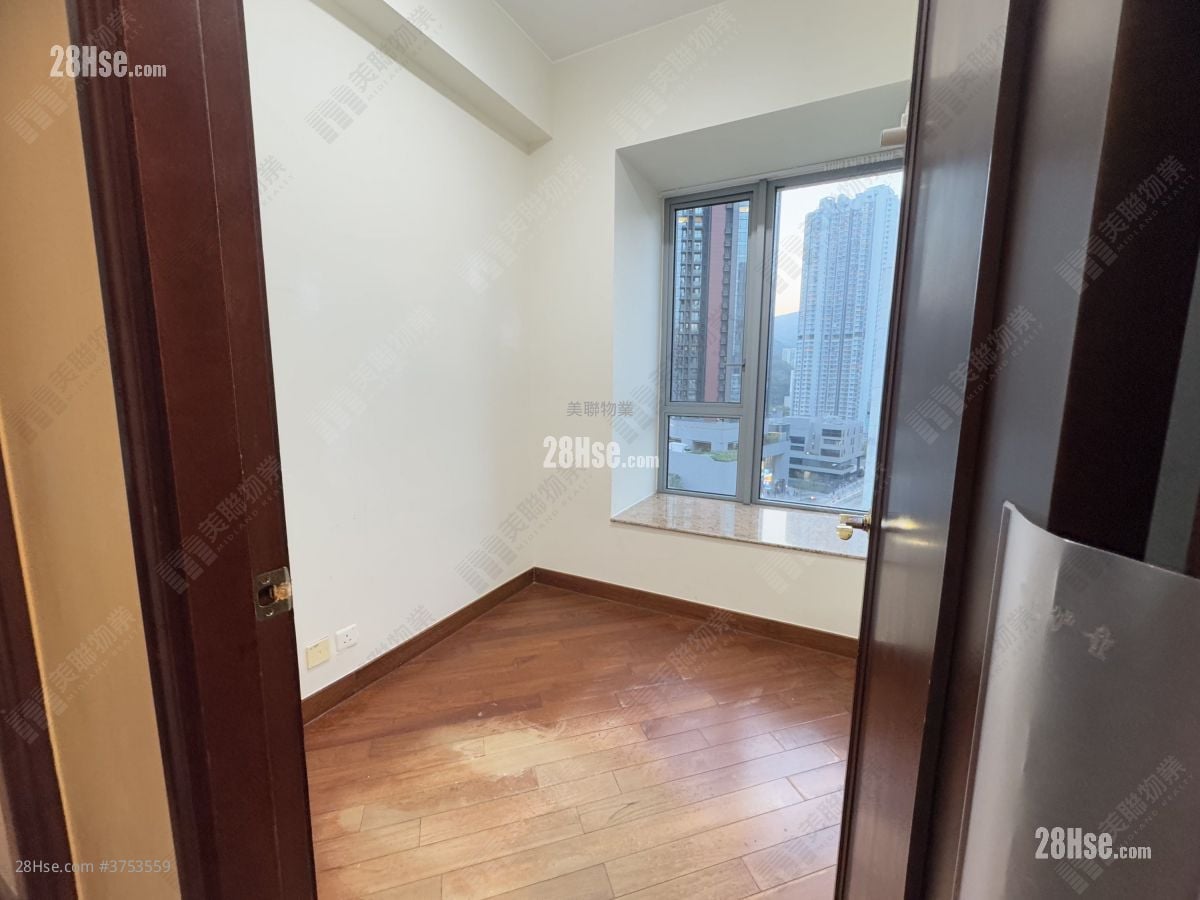 bedroom 2: The Palazzo Sell 3 Bedrooms , 2 Bathrooms 791 ft²