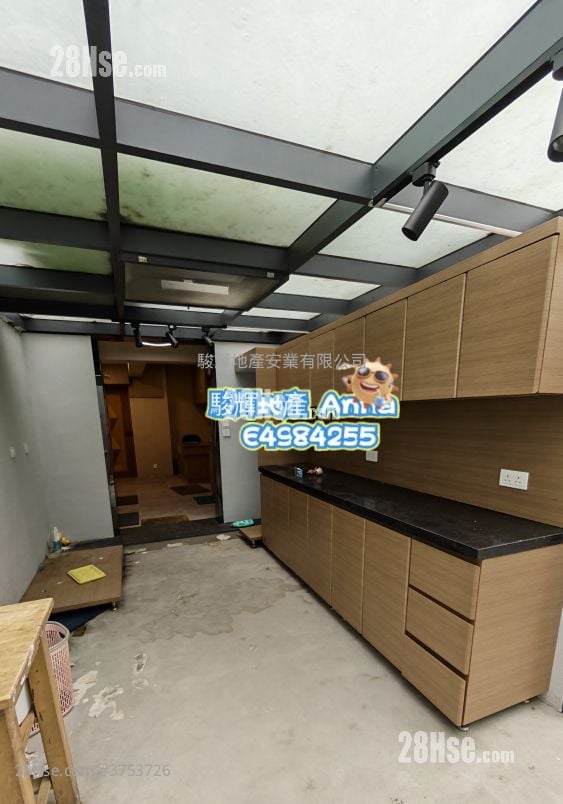 Erin Court Sell 5+ Bedrooms , 5+ Bathrooms 1,249 ft²