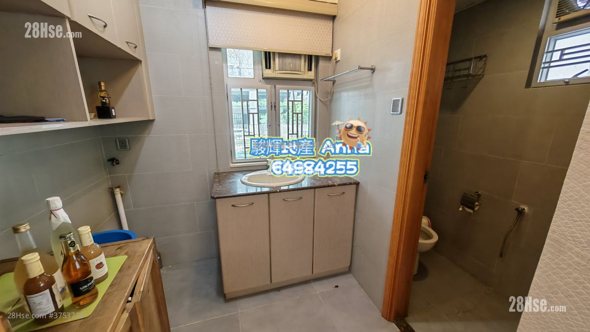 Erin Court Sell 5+ Bedrooms , 5+ Bathrooms 1,249 ft²