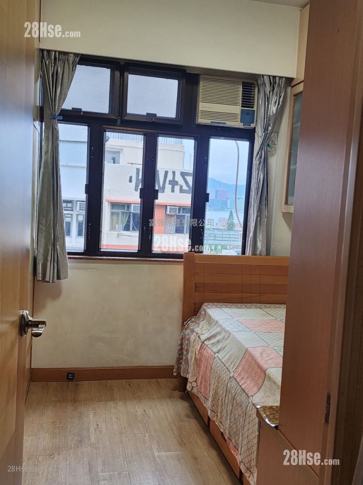 Wai Tak Building Sell 3 Bedrooms , 2 Bathrooms 600 ft²